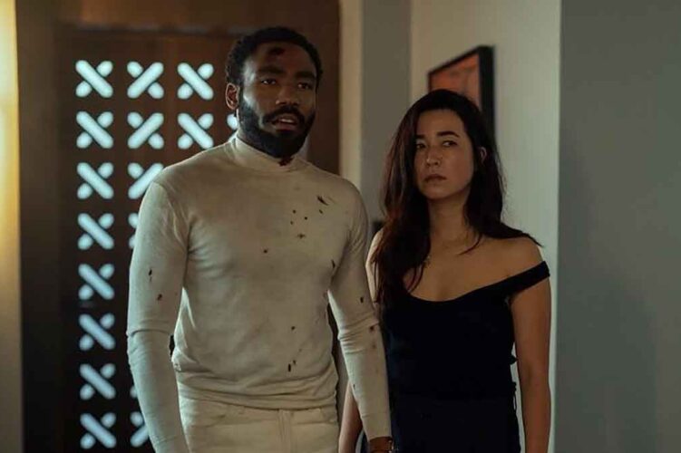 gambar Donald Glover dan Maya Erskine sebagai Mr & Mrs Smith dalam serial
